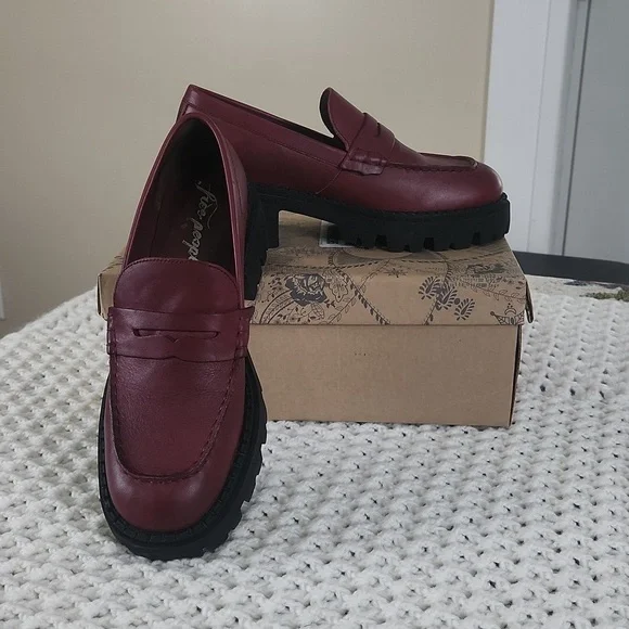 Free people Lyra lug sole Loafer design in a smooth, buttery leather and bumped- - Picture 1 of 7